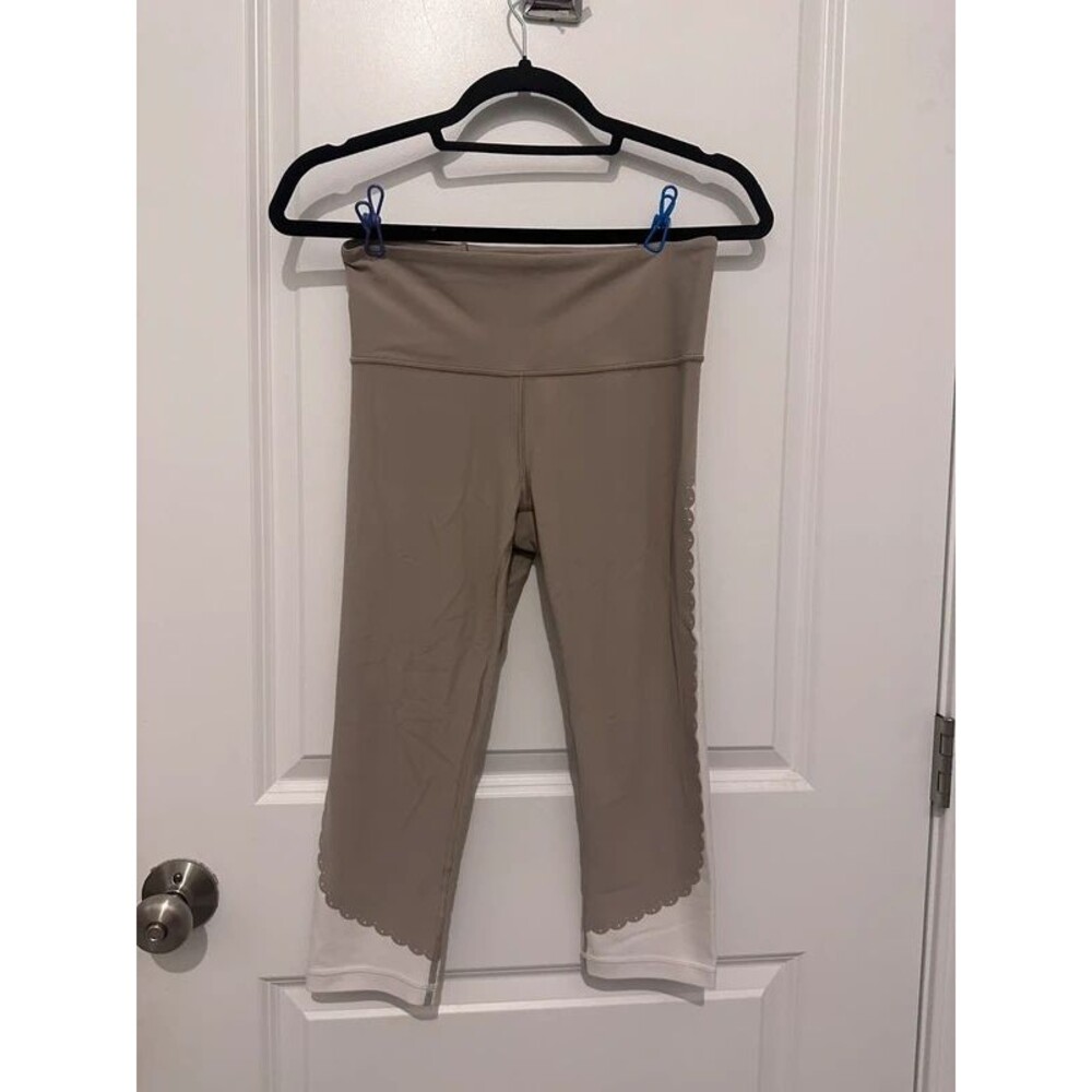 Athleta Elation Scallop Capri Leggings Tan White Two-Tone Size Small